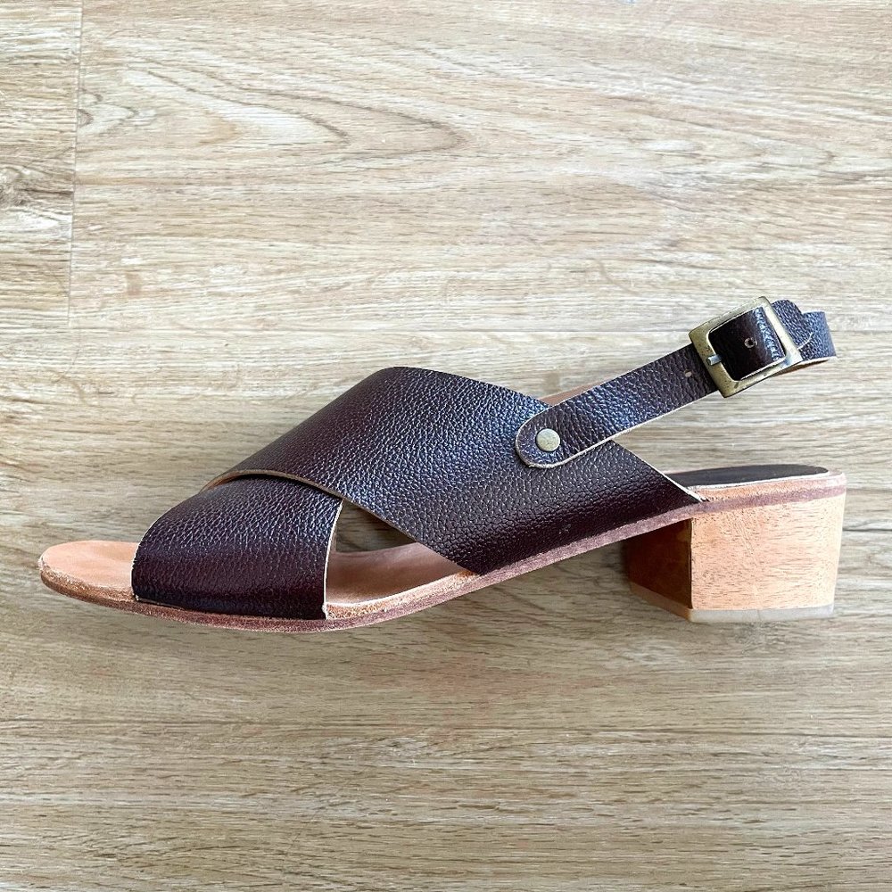 A DÉTACHER | NWOT Leather sandals in maroon